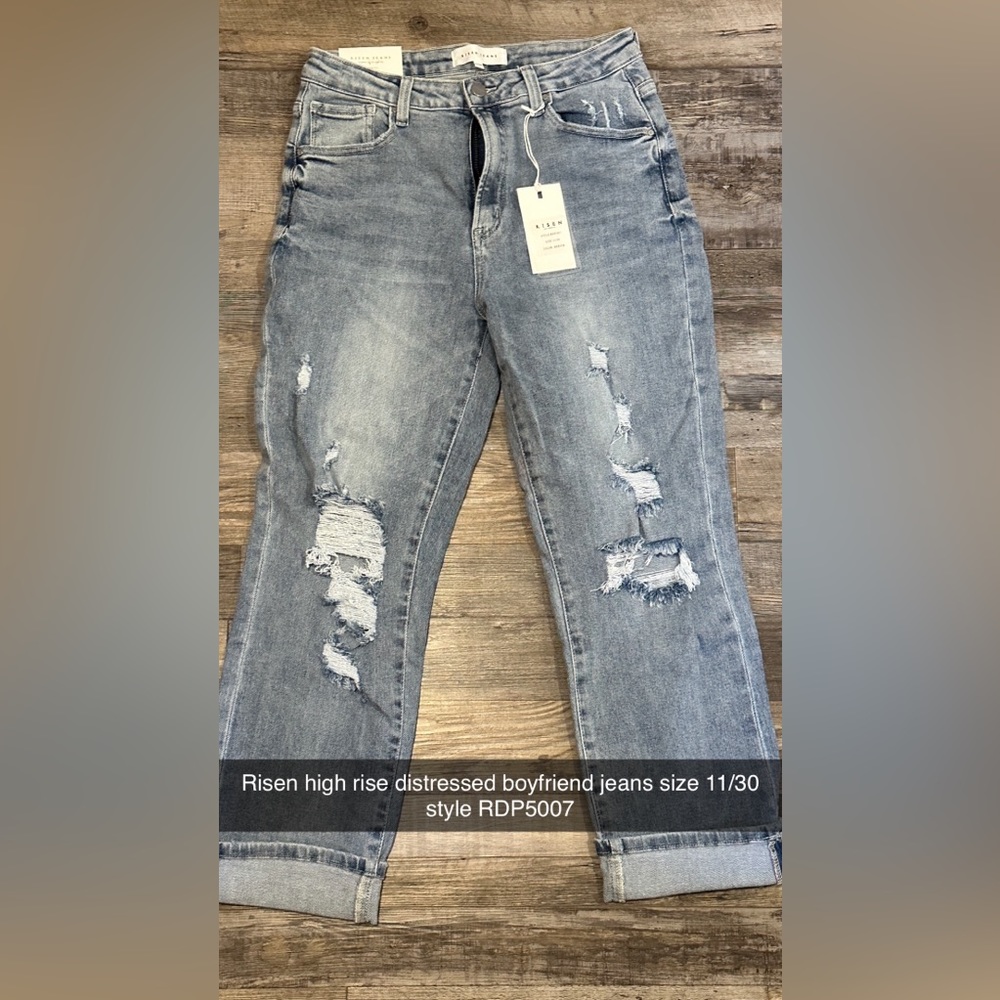 Risen high rise distressed boyfriend jeans size 11/30
style RDP5007